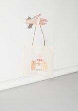 キューライスの描き下ろしイラストをあしらったバッグ。