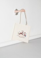 るるてあの描き下ろしイラストをあしらったバッグ。