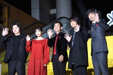 舞台挨拶前に行われた「ルパン三世 THE FIRST」イエローカーペットイベントにて、左から藤原竜也、広瀬すず、栗田貫一、浪川大輔、山崎貴監督。