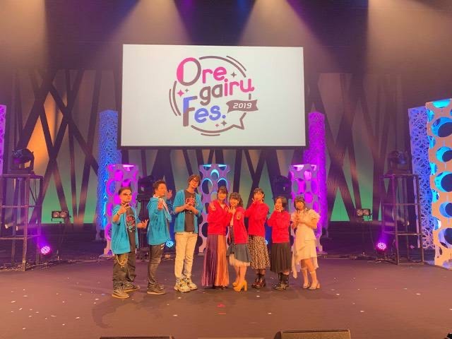 「俺ガイルFes.2019」出演者の集合写真。左から堀井茶渡、渡航、江口拓也、早見沙織、東山奈央、佐倉綾音、悠木碧、やなぎなぎ。