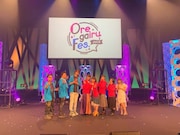 「俺ガイルFes.2019」出演者の集合写真。左から堀井茶渡、渡航、江口拓也、早見沙織、東山奈央、佐倉綾音、悠木碧、やなぎなぎ。