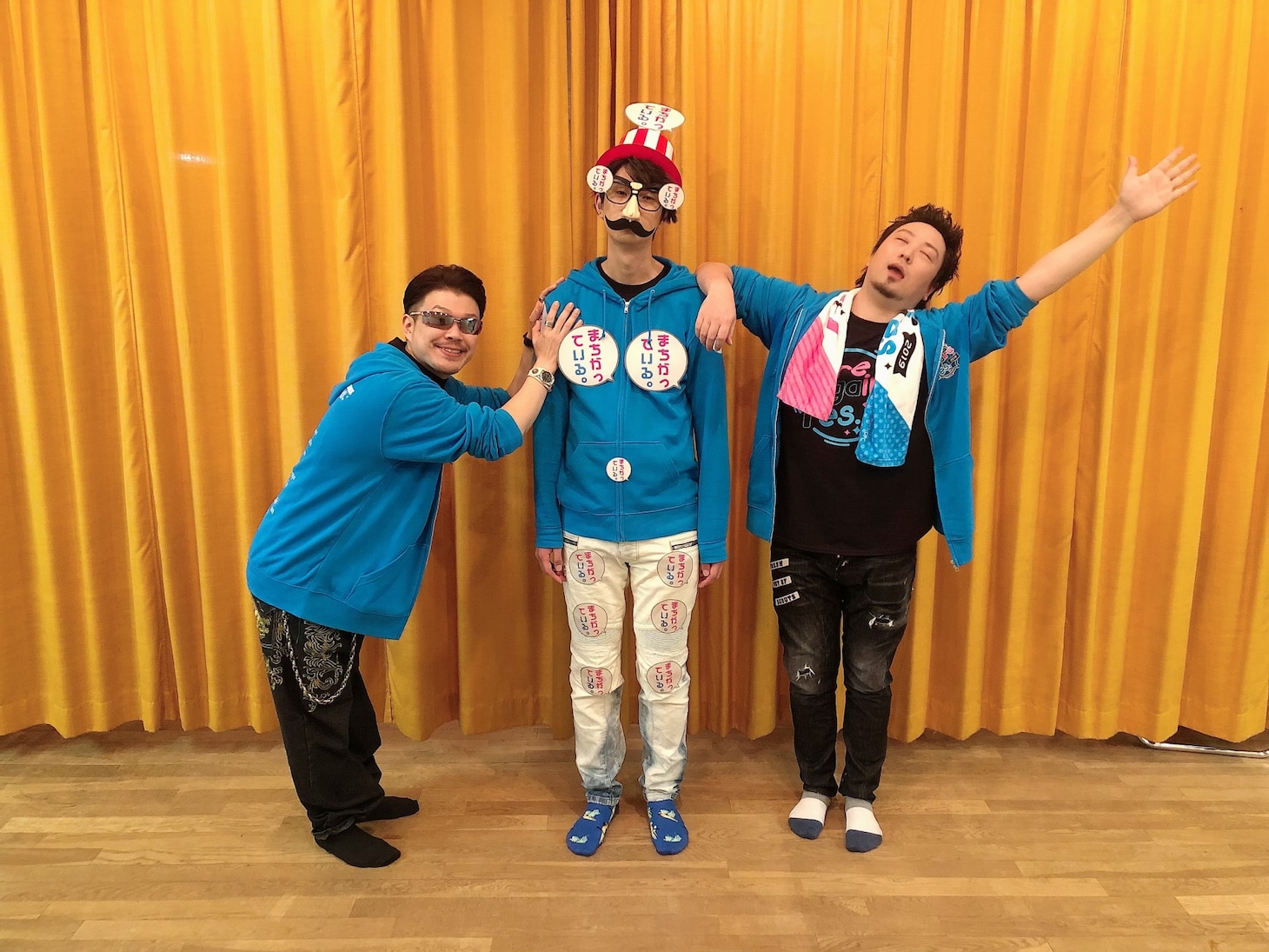 昼・夜公演の「やはり俺の記憶はまちがっている。」で総合最下位を獲得し、「まちがっている王」に選ばれてしまった江口拓也（中央）。左から堀井茶渡、江口、渡航。