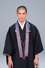 松本照円に扮した伊藤英明。