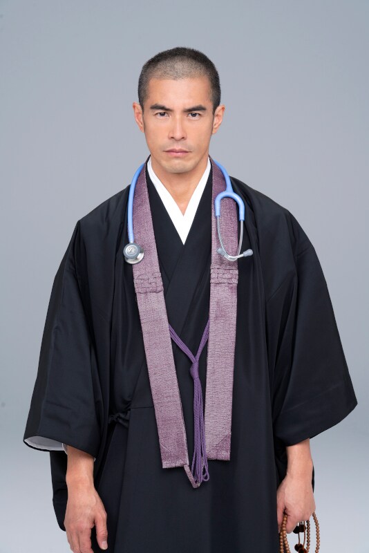 松本照円に扮した伊藤英明。