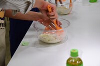 生地を作っている様子。