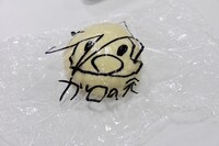 コヤマシゲトが描いたガロのイラストと、ピザの素。