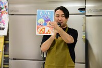 レシピカードに用いられた描き下ろしイラストと、若林広海。