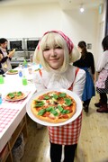 参加者の中にはリオのコスプレをしてピザ作りに臨んだ人も。