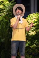 麦わら帽子、Tシャツ、短パンという潮干狩りスタイルで登壇した青木泰寛プロデューサー。