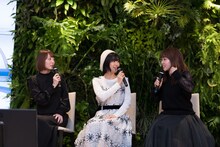 左から花澤香菜、茅野愛衣、小原好美。