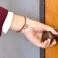 「静電気軽減ブレスレット（バーナビー・ブルックス Jr.／私服Ver.）」使用イメージ