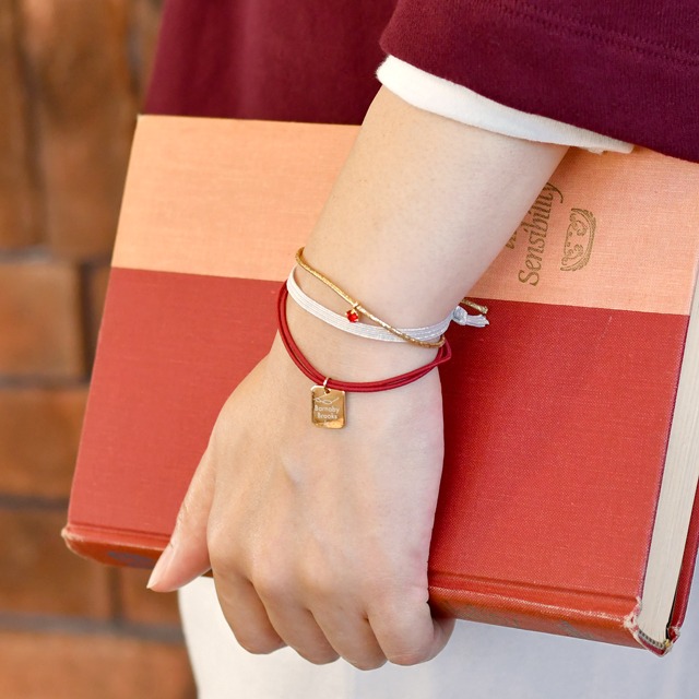 「静電気軽減ブレスレット（バーナビー・ブルックス Jr.／私服Ver.）」使用イメージ