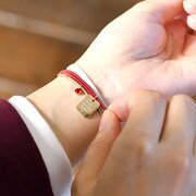 「静電気軽減ブレスレット（バーナビー・ブルックス Jr.／私服Ver.）」使用イメージ