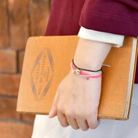 「静電気軽減ブレスレット（バーナビー・ブルックス Jr.／ヒーローVer.）」使用イメージ