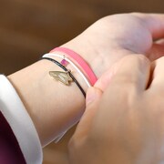 「静電気軽減ブレスレット（バーナビー・ブルックス Jr.／ヒーローVer.）」使用イメージ