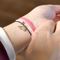 「静電気軽減ブレスレット（バーナビー・ブルックス Jr.／ヒーローVer.）」使用イメージ