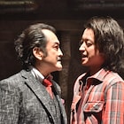 映画「カイジ」場面写真でカイジと黒崎が対峙、キンキンに冷えたビールには恍惚