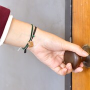 「静電気軽減ブレスレット（鏑木・T・虎徹／私服Ver.）」使用イメージ