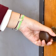 「静電気軽減ブレスレット（鏑木・T・虎徹／私服Ver.）」使用イメージ