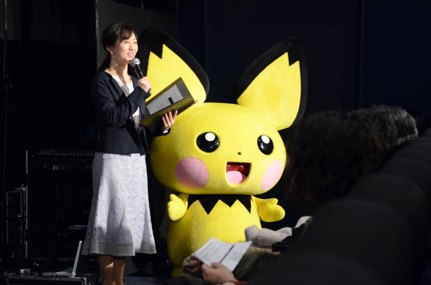 テレビ東京の片渕茜アナウンサーとピチュー。