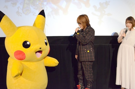 ピカチュウに話しかける松本梨香。