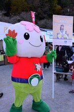 亜咲花のライブを宣伝する、小原地区マスコットキャラクターのおばらっきー。