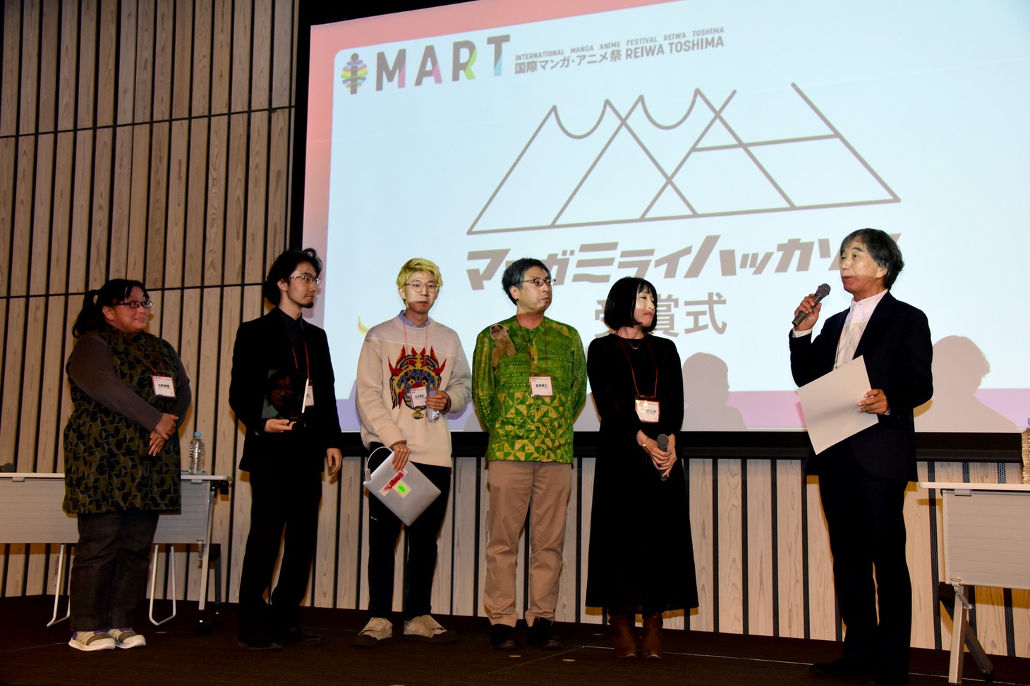 「マンガミライハッカソン」の授賞式の様子。