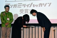 「マンガミライハッカソン」の授賞式の様子。