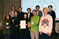 「マンガミライハッカソン」の授賞式の様子。