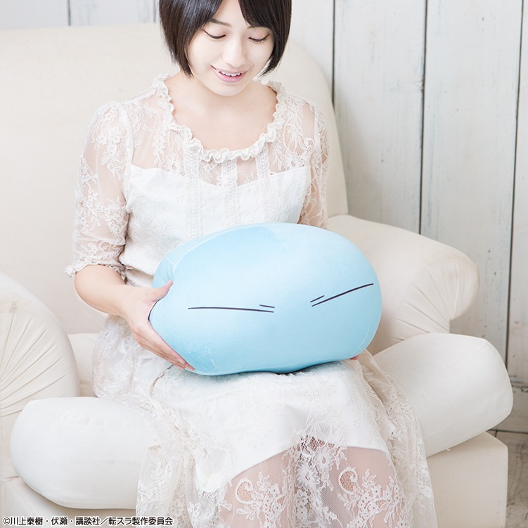 A賞「膝に乗せたくなるリムル様ぬいぐるみ2019冬」の使用イメージ。