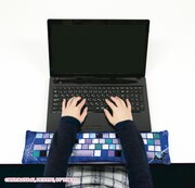 「PCクッション アイカツ！ユリカちゃん」アームレストの使用イメージ。