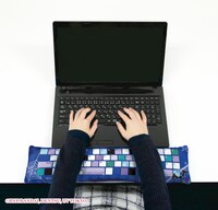 「PCクッション アイカツ！ユリカちゃん」アームレストの使用イメージ。