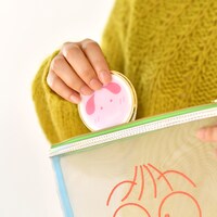 「フェイスコンパクトミラー」と「フェイスメッシュポーチ」の使用イメージ。