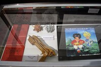 「魔動王グランゾート」のコーナーより。グランゾートや武者メタルの変形機構を試すための模型や、魔動銃を商品化するための原型が並ぶ。