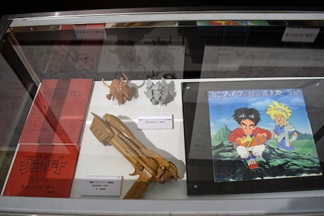 「魔動王グランゾート」のコーナーより。グランゾートや武者メタルの変形機構を試すための模型や、魔動銃を商品化するための原型が並ぶ。