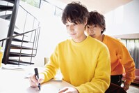 左から高崎翔太、小澤廉。