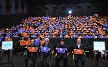 先行上映会の様子。最前列左から秋本治、山田洋次監督、高橋陽一、青木克徳葛飾区長。