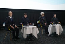 左から青木克徳葛飾区長、高橋陽一、山田洋次監督、秋本治。