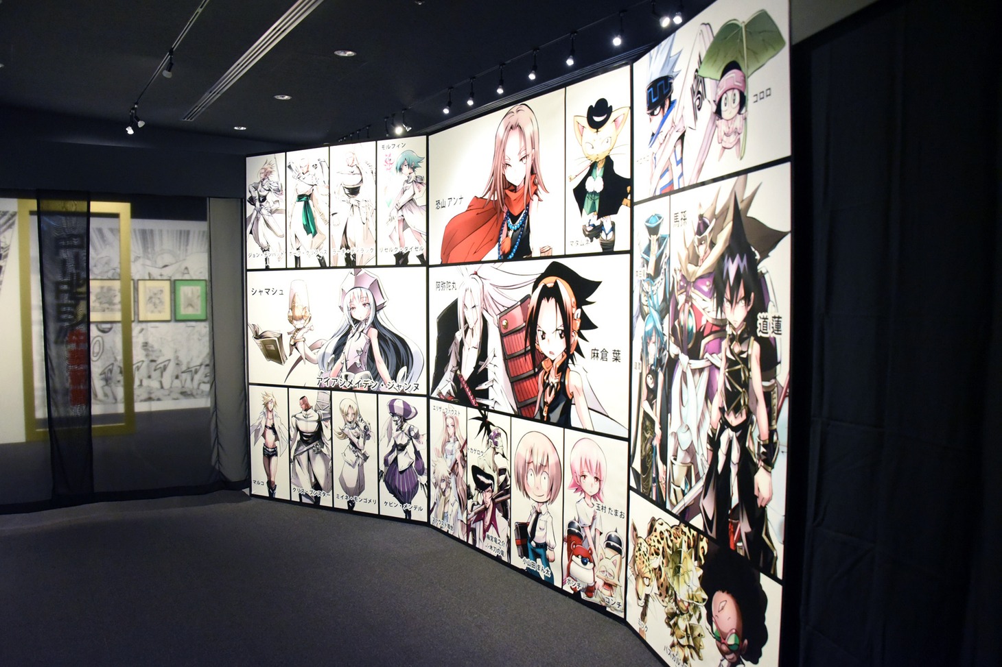 「シャーマンキング展」の様子。