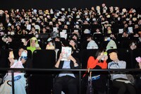 「やさしくたのしくみんなで応援！『“すみっコたち、かわいい”って言い放題▽応援上映会』」（▽は白抜きハートマーク）の様子。