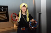 入口では希望者にタンバリンが配布された。