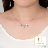 「シャーマンキング」の葉をモチーフにしたネックレスの着用イメージ。