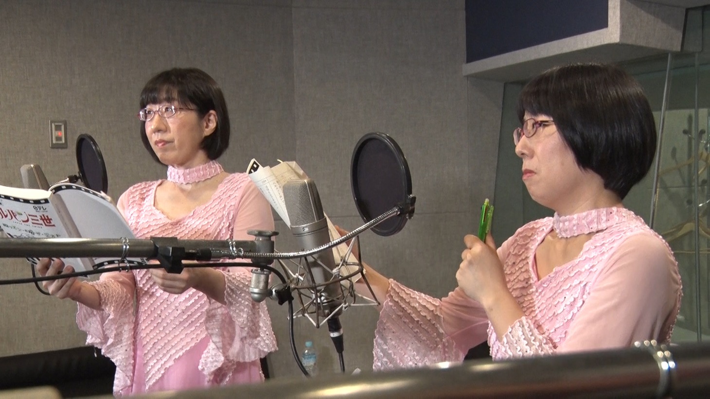 アフレコ中の阿佐ヶ谷姉妹。(c)NTV