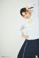 「CONVERSE STARS×おジャ魔女どれみ」スウェットの着用イメージ。