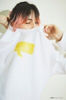 「CONVERSE STARS×おジャ魔女どれみ」スウェットの着用イメージ。