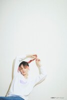 「CONVERSE STARS×おジャ魔女どれみ」スウェットの着用イメージ。