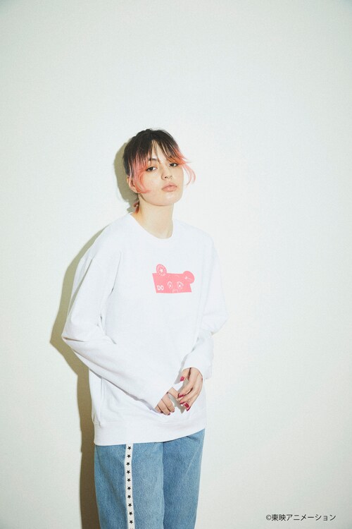 「CONVERSE STARS×おジャ魔女どれみ」スウェットの着用イメージ。