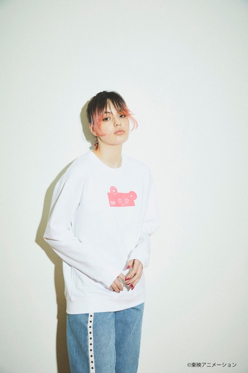 「CONVERSE STARS×おジャ魔女どれみ」スウェットの着用イメージ。