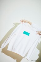 「CONVERSE STARS×おジャ魔女どれみ」スウェットの着用イメージ。