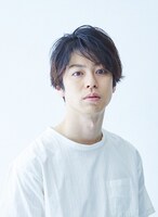 泉孝介役の安川純平。